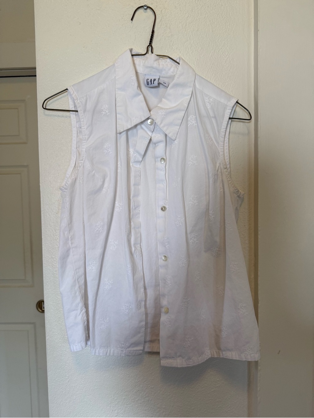 GAP White Sleeveless Embroidered Button-Down Shirt